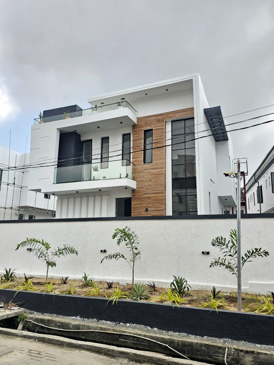 4 BEDROOM FULLY DETACHED DUPLEX AT CHEVRON LEKKI WITH SWIMMING POOL  FOR SALE