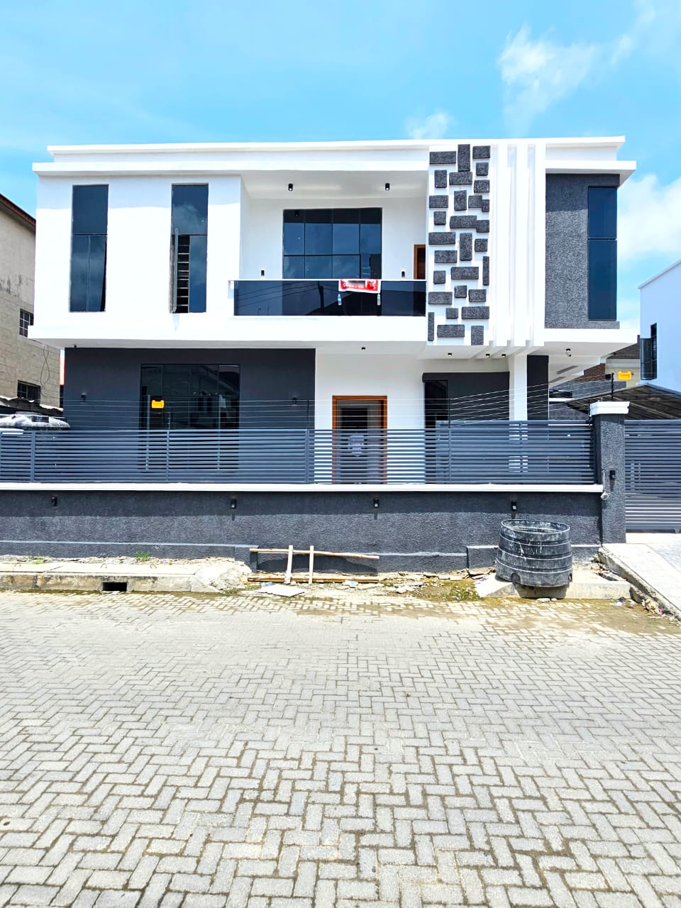 BEAUTIFUL 5 BEDROOM FULLY DETACHED DUPLEX WITH BQ & FITTED KITCHEN