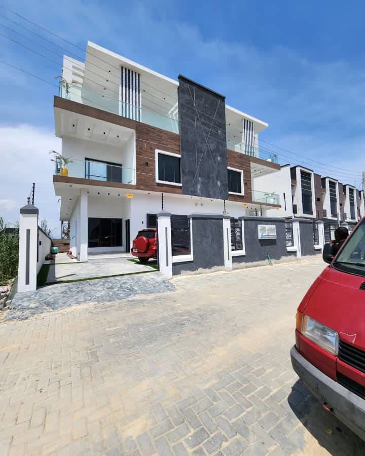 5 BEDROOMS SEMI-DETACHED DUPLEX IS AVAILABLE FOR SALE!!!