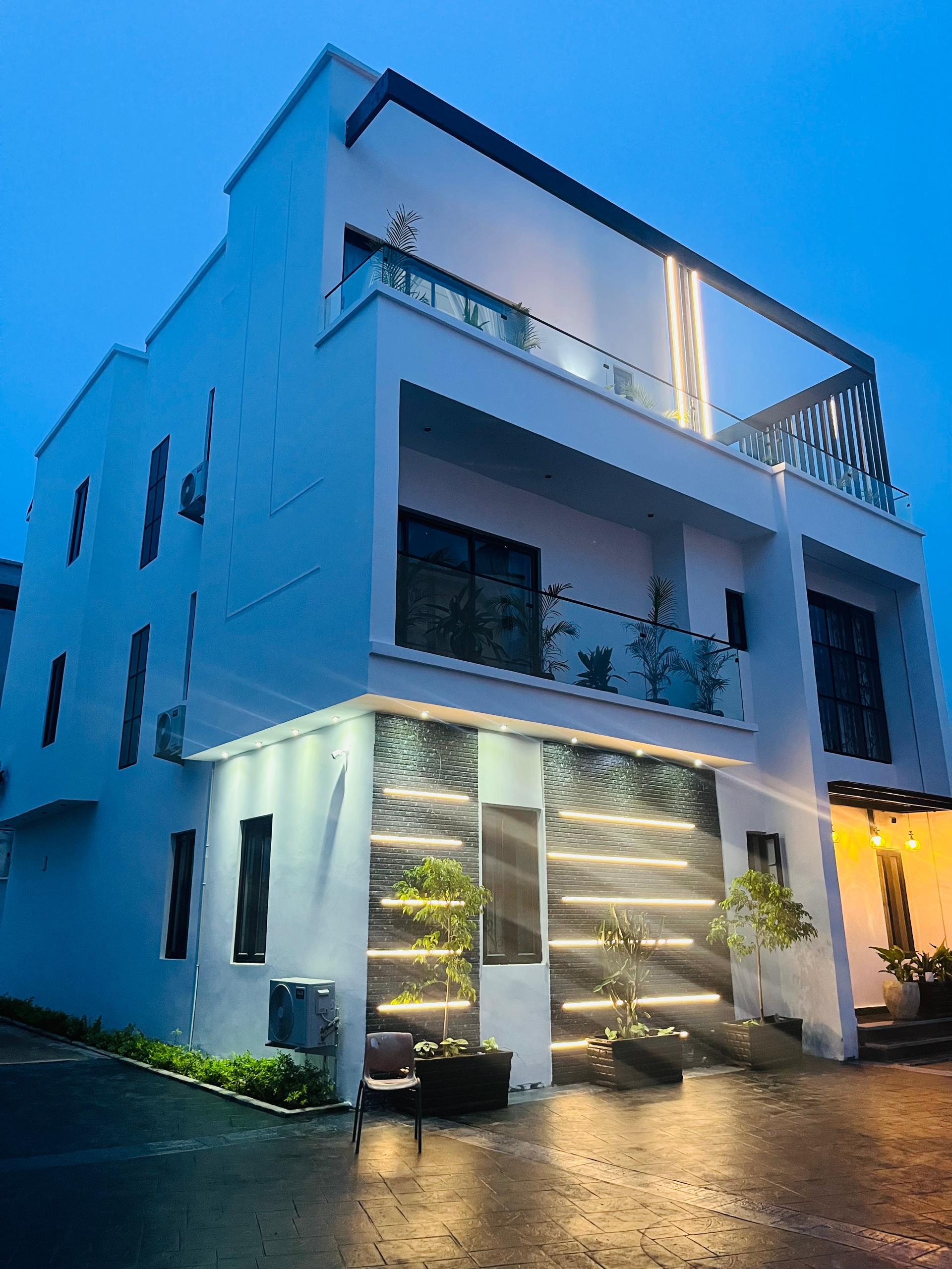 Luxury 6 Bedroom Fully Detached Duplex with a BQ located in a Prime Area